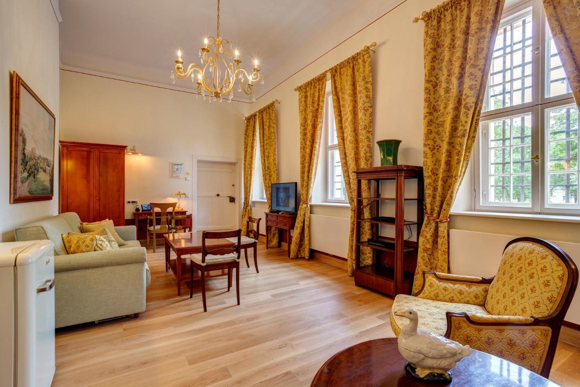 Urlaubsresidenz Marstall Und Kanzlei Im Schlossensemble 뤼베나우 객실 사진